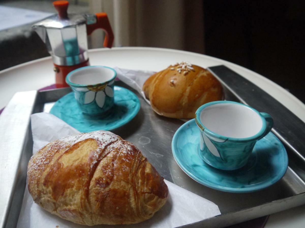 Gradoni Di Chiaia Twenty Three Bed & Breakfast Napoli Dış mekan fotoğraf